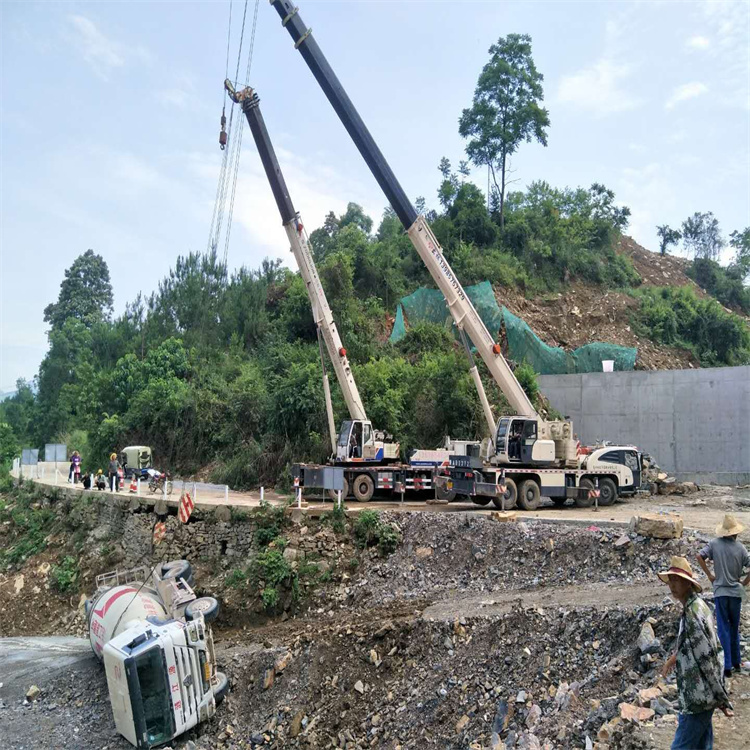 晋江汽车掉沟里叫吊车救援要多少钱